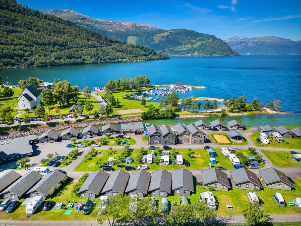Hotel Mikkelparken Ferietun Kinsarvik Exterior foto