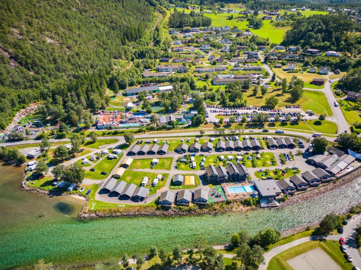 Hotel Mikkelparken Ferietun Kinsarvik Exterior foto